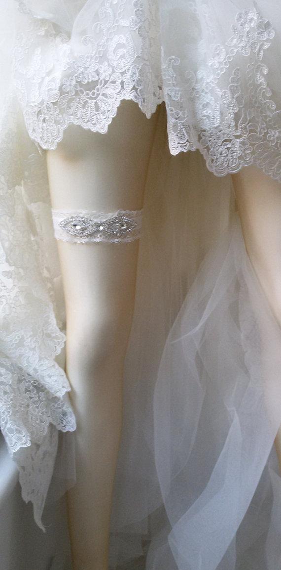 Свадьба - Wedding Garter , Of white Lace Garter, Bridal Leg Garter,Rustic Wedding Garter, Bridal Accessory, Rhinestone Crystal Bridal Garter