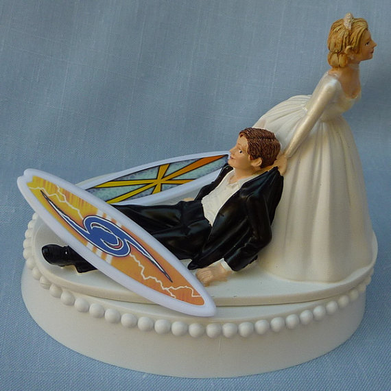 Mariage - Wedding Cake Topper Surfing Surfboard Surfer Groom Themed w/ Bridal Garter Bride Drags Pulls Hobby Sports Fans Reception Centerpiece Funny