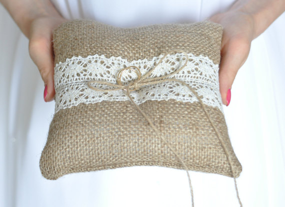 Свадьба - Rustic Burlap ring pillow Ivory or White cotton trim Burlap Ring Bearer Pillow Ring cushion Woodland / Rustic / Cottage style Weddings