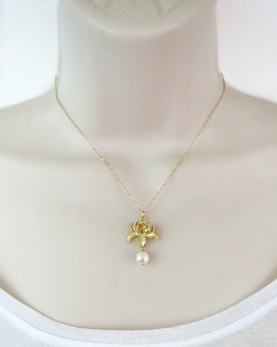 Mariage - Lotus Necklace, Freshwater Pearl Necklace, Dainty Gold Necklace, Mothers Necklace, Jewelry, Bridal Jewelry, Bridesmaid Necklace, Mom Gift
