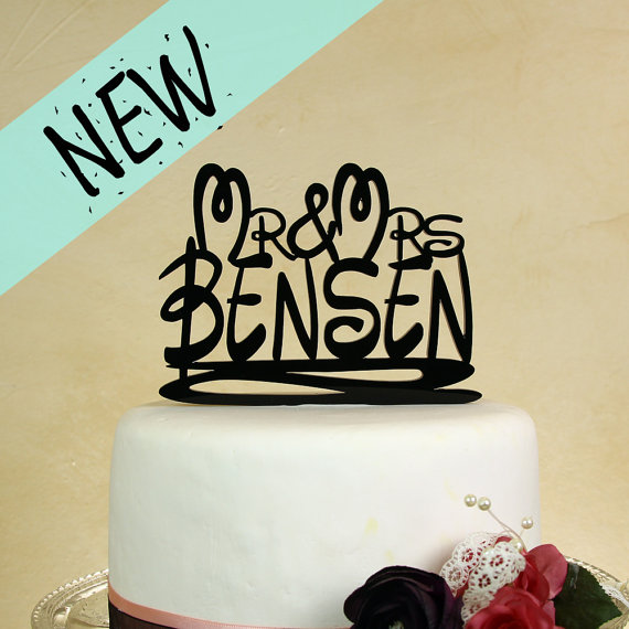 زفاف - Personalized Mr. & Mrs. wedding cake topper in your last name. Includes base to display topper after use in cake. Style DM-1