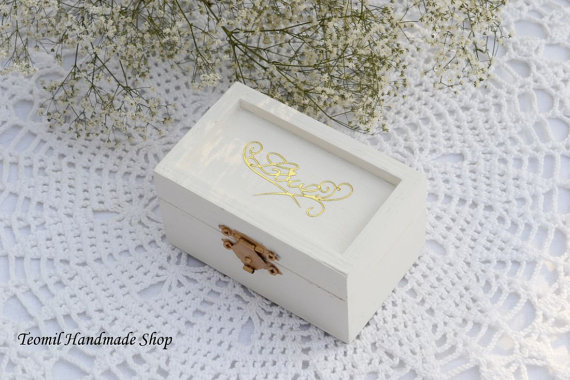 Hochzeit - Ring Box, Ring Bearer Box, Wedding Ring Pillow in White color