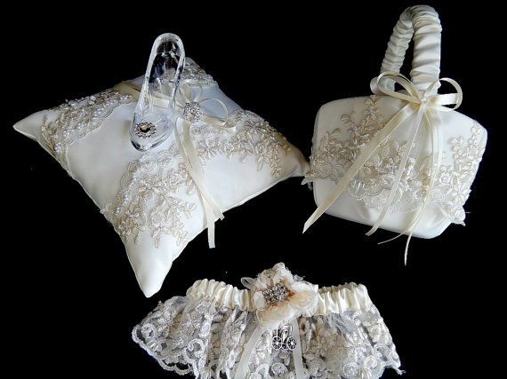 Mariage - Cinderella wedding ring bearer pillow glass slipper .and garter set. ring bearer  pillow