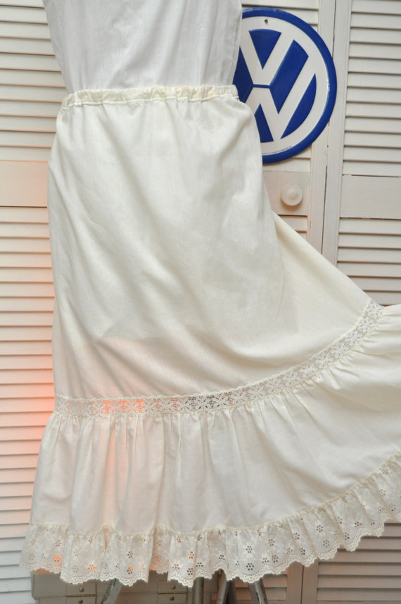 زفاف - Vintage Lingerie/60s Cotton Slip/Crinoline/Petticoat/Theater/Costume/White Skirt/Ruffled Hem with Lace/Country Prairie/Distressed/Movie Star