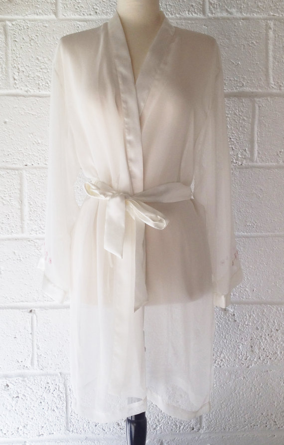 زفاف - Vintage White Chiffon & Satin Lingerie Robe. Beautiful. Sheer. Sexy. Belt. Pink Flower Embroidery. Lord and Taylor.