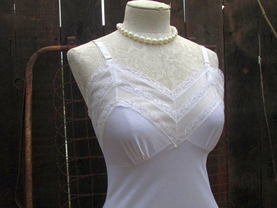 زفاف - Pretty Lace Vintage White slip 70s silky nylon Slip size 34 small vintage lingerie
