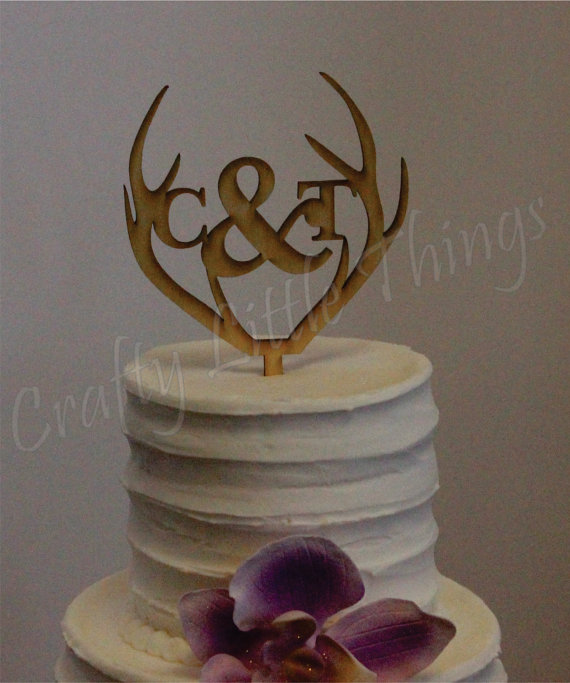 Hochzeit - FREE SHIPPING! Antler personalized wooden monogram Rustic wedding cake topper