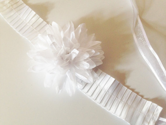 زفاف - WEDDING FLOWER COLLAR - For dogs, White accordian pleated ribbon & white flower,Pet Wedding,Ties on, Dog Wedding, Pet Corsage, Dog flower