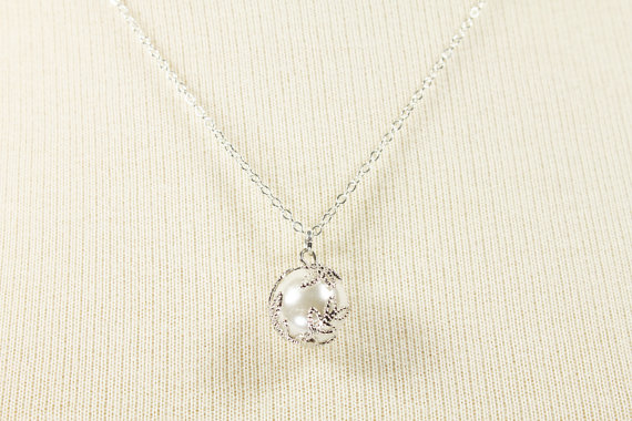 زفاف - Silver Framed White Color Pearl Beads Necklace . Wedding Jewelry , Bridal Necklace , Bridesmaid Necklace .