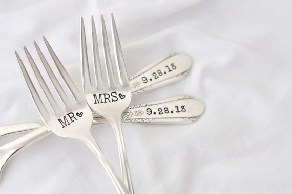زفاف - Mr. and Mrs. Fork Set for the Bride and Groom. Hand Stamped with wedding date. Customized for your wedding day. Perfect engagement gift.