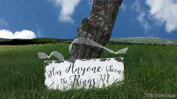 Mariage - HAS ANYONE seen the RINGS Sign, Vintage Wedding Sign, Ring Bearer Sign, Shabby Chic Wedding Sign, Rustic Wedding, Humorous Wedding Sign