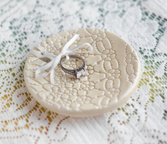 زفاف - Antique style cream lace Ceramic ring keeper, pillow alternative
