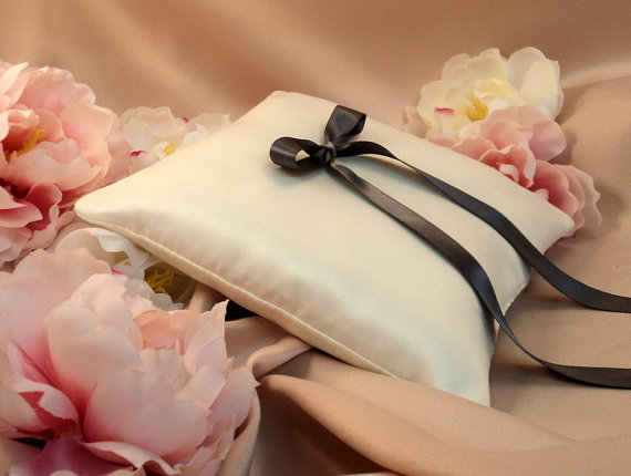 زفاف - Simple Elegance Ring Bearer Pillow...You Choose Your Colors..Buy One Get One Half Off..shown in ivory/charcoal grey