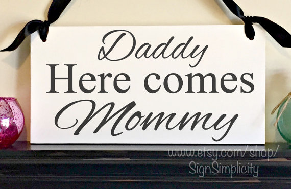 Свадьба - Weddings signs, DADDY HERE comes Mommy, flower girl, ring bearer, photo props, 8x16