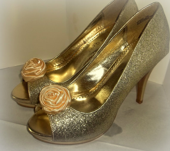 Hochzeit - Wedding Shoe Clips, Rose Shoe Clips, Ivory Roses, Bridal Wedding, Bridal Shoe Clips for Wedding Shoes, Bridal Shoes, Special Occassion