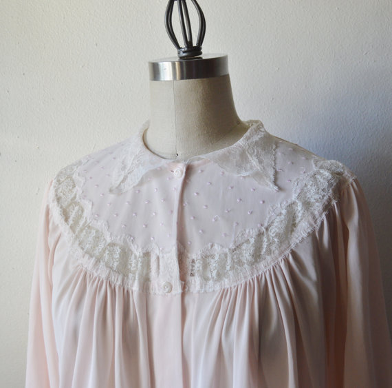 زفاف - Vintage Bed Jacket 1960s Pink Nylon Lingerie with White Lace Collar Embroidered and Lace Yoke Gathered Bust White Swirl Buttons Size Medium