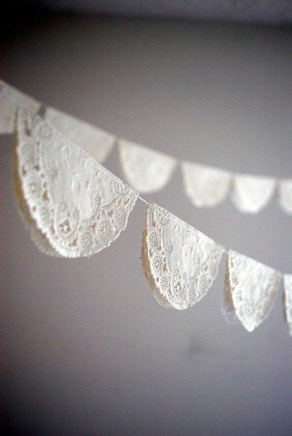 Hochzeit - Vintage Style Paper Lace Garland - 12 Feet Of 4 Inch Doilies