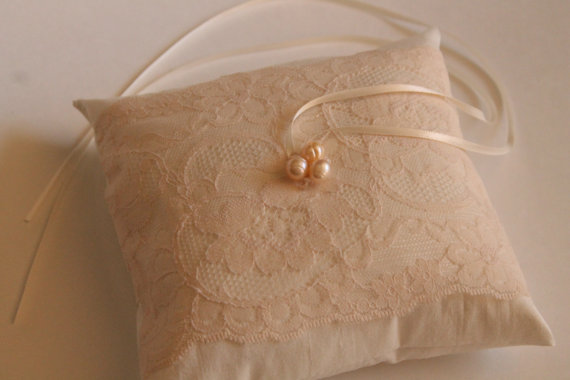 زفاف - Wedding Ring Bearer Pillow, Wedding Accessories, Bridal Ring Pillow, Cream Floral Lace , Ivory Silk Dupioni