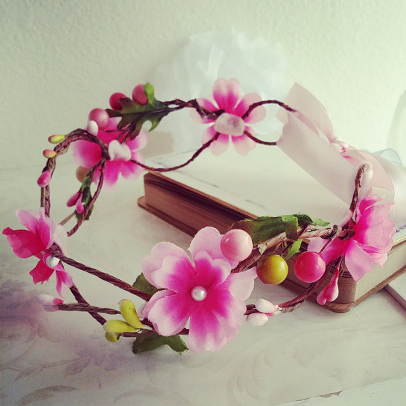 Свадьба - Pink Berries and Flower Hair Wreath Woodland rustic Wedding Flower girl circlet Boho Bride hair accessories Hot pink Fuchsia Flower Halo