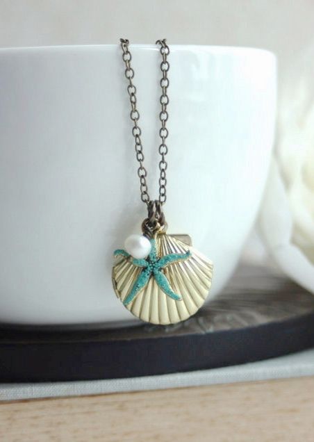زفاف - Starfish And Shell Brass Locket Necklace. Gifts For Best Friends. Shell Locket And Starfish. Shell Jewelry. Little Mermaids Locket. Melody