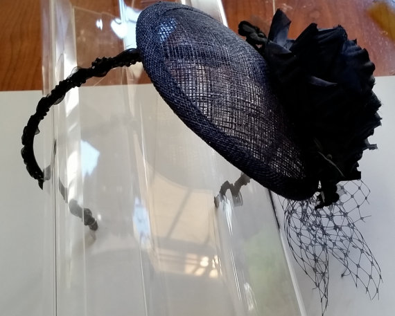 زفاف - Navy Blue Silk Flower Sinamay Fascinator Hat with Veil and Black Beaded Trim Headband, for weddings, parties, cocktail, special occasions