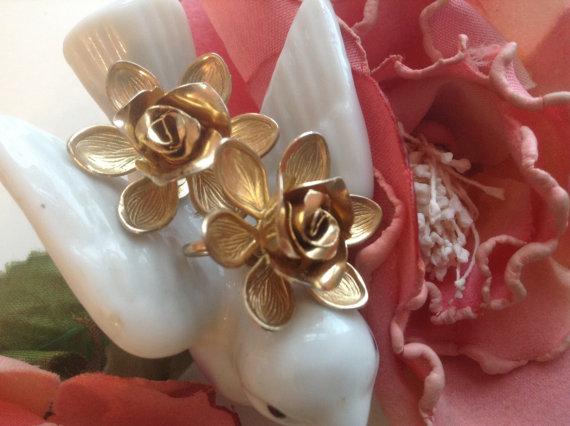 Свадьба - CORO Flower Earrings Screwback 50s Large Rose Floral Textured Goldtone Romantic Bridal Wedding Bouquet Gardener Valentine Mother's Prom Gift