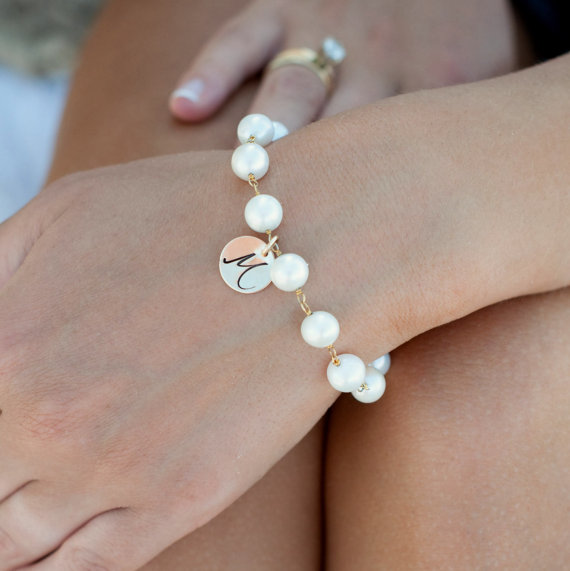 زفاف - SET OF FIVE Freshwater Pearl Bracelets with Script Initial Charm, Bridesmaid gift, Bridal jewelry, Pearl wedding jewelry, Personalized gift