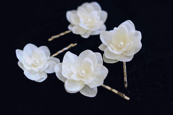 زفاف - Ivory Hair Flowers, Bridal Hair Pins, Wedding Hair Accessories, Hydrangea Hair Pins, Small Bridal Flowers with Pearl Centers - set of 4