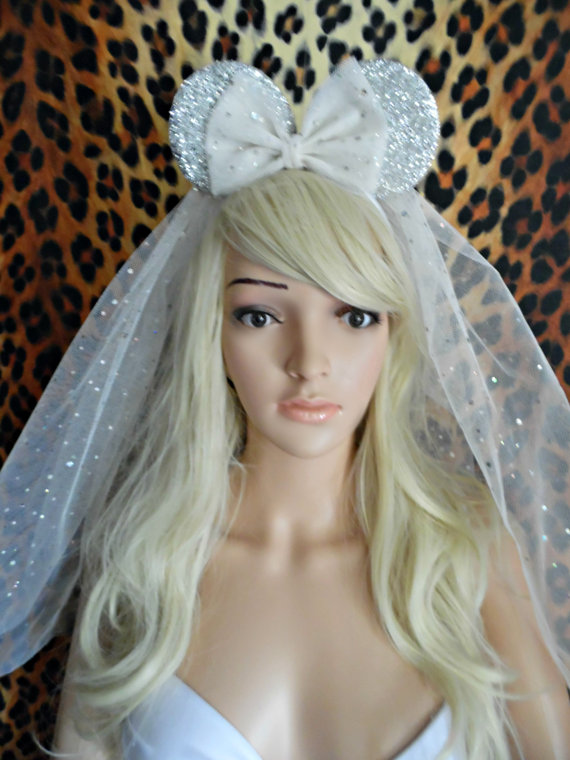 Hochzeit - Design Your Own Disney Inspired Bridal Veil Minnie Mouse Ears Minnie Mouse Veil Bachelorette Veil Bride To Be (1 layer veil)