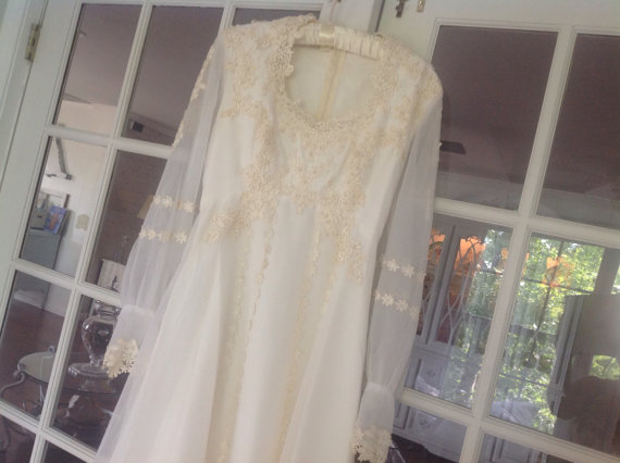 Hochzeit - Gorgeous Vintage Wedding Dress Ivory With train And Veil