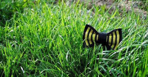 Mariage - Embroidered bowtie Black yellow pretied bow tie Bee pattern Groomsmen bow ties Men's bowtie Bow tie Gifts for brother Boys Unisex bowties
