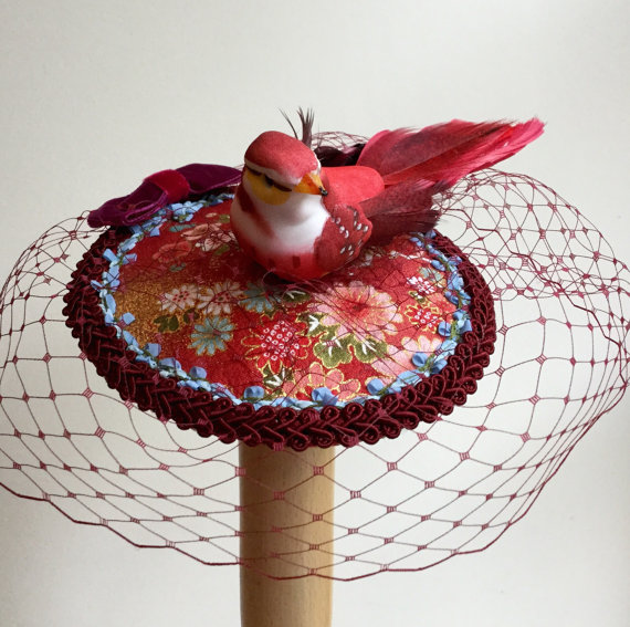 Hochzeit - Red bird cocktail hat , bird fascinator, veil, wedding.
