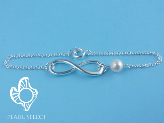 Mariage - Infinity pearl bracelet,bridesmaids gift,bridesmaid bracelet,pearl bracelet,infinity bracelet,silver infinity pearl bracelet