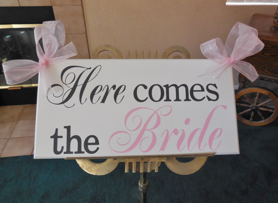 Mariage - Here Comes the Bride...flower girl...ringbearer...Custom Colors...Two sided sign Available for an Additional 7.00