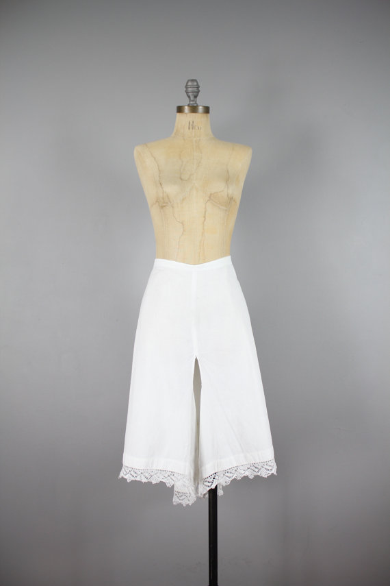 زفاف - SALE... Edwardian White Bloomers Pantaloons . Antique 1910s Lace Trim . Large