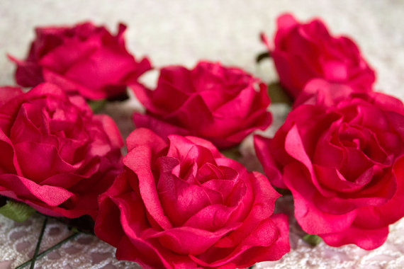 Свадьба - One Dozen / 12 Paper Flowers / Red Fuchsia Roses With Wire Stems