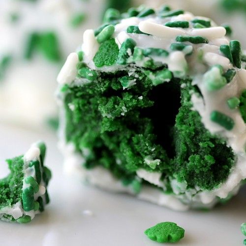 Свадьба - Green Velvet Cake Pops - St. Patrick's Day Treats & Sweets