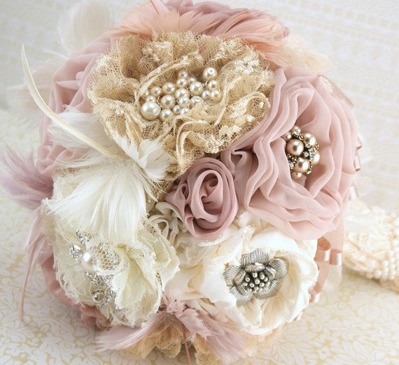 زفاف - Brooch Bouquet Vintage-Style In Ivory, Champagne, Blush And Dusty Rose With Feathers, Lace And Pearls