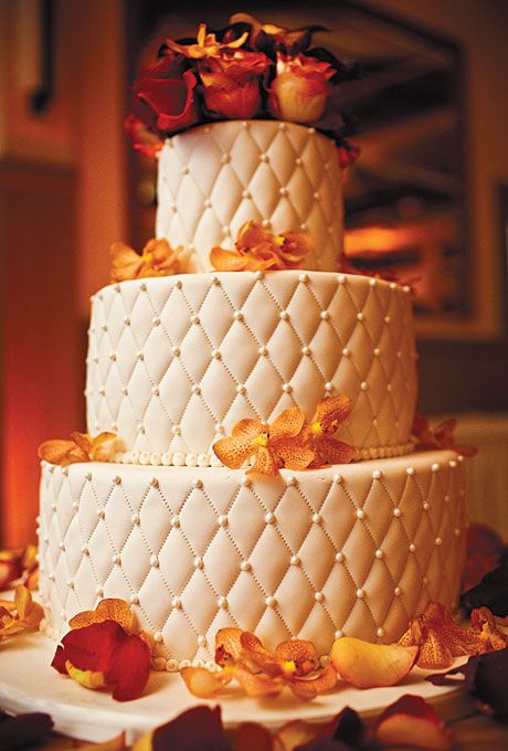 Hochzeit - Quilted Wedding Cake With Pearls
