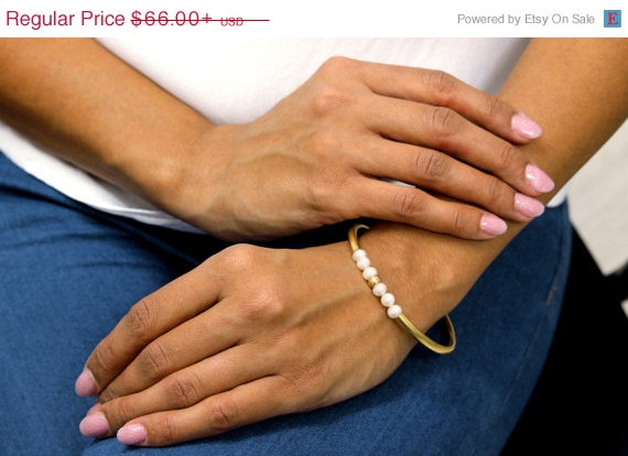 Hochzeit - SUMMER SALE - pearl bracelet,gold bracelet,bangle bracelet,bridal bracelet,gold bangle,bridesmaid gifts,bridal jewelry