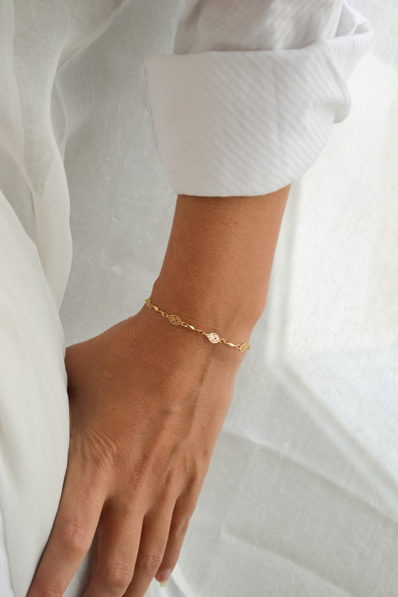 Mariage - Gold bracelet, elegant 24k gold plated chain, bridesmaids gifts, oval charms bracelet. minimalist delicate jewelry, bridal wedding bracelet