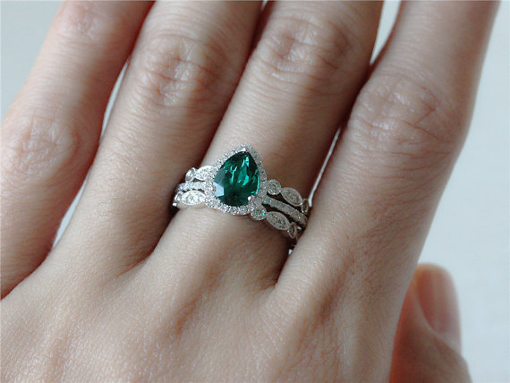 زفاف - Halo Ring Set of 1.65ct Pear Shaped Emerald Engagement Ring and 2 Diamonds Bezel Half Eternity Ring