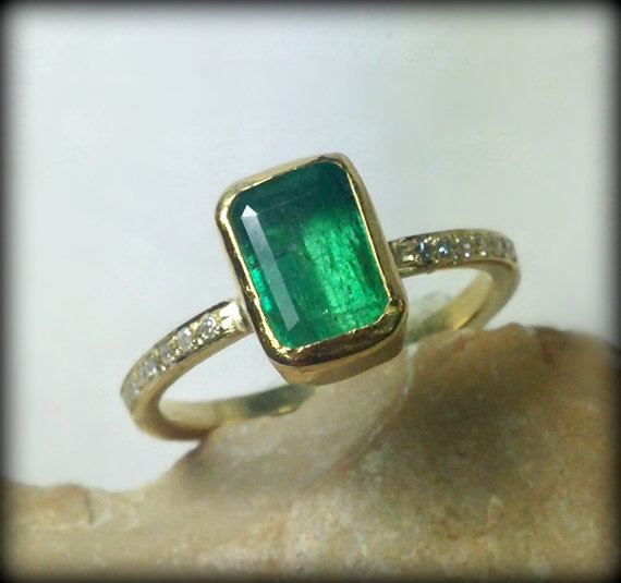 زفاف - Emerald gemstone and yellow  gold Ring, Emerald and Diamond  engagement ring, birthstone ring, fine jewelry, solid 18 kt gold emerald ring