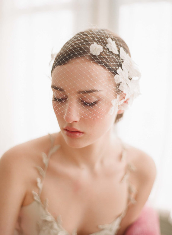 Mariage - Bridal birdcage veil with flowers - Lace embellished bandeau birdcage veil - Style 214 - Made to Order