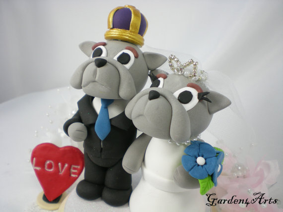 Mariage - Custom Wedding Cake Topper--Unique College Mascot Love Couple with circle clear base--JMU Duke Dogs
