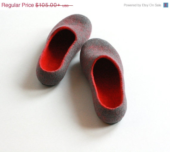 Mariage - CHRISTMAS in JULY Women or men house shoes - made to order -  grey and red felted wool slippers - Weddings gift