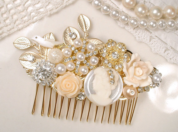 زفاف - Vintage Shades of Ivory Pearl, Rhinestone & Cameo Gold Bridal Hair Comb, Collage Hairpiece Wedding Accessory, Rustic Chic Country Headpiece