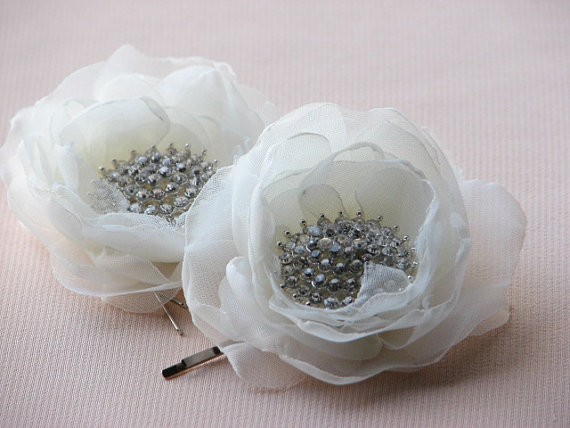 Mariage - Ivory hair flowers Ivory hair clips 2 ivory hair flower Ivory headpiece Bridal flower clips Rhinestone hair clips Wedding rhinestones