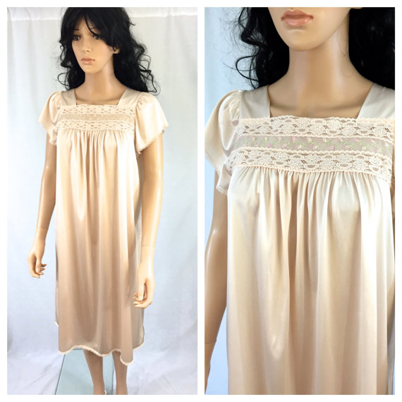 زفاف - Vintage Peach Pink Lace Nightgown. Embroidered Nightgown. Bridal. Wedding Lingerie. 1960s. Nylon. Medium. Under 25. Roses. Romantic Lace.