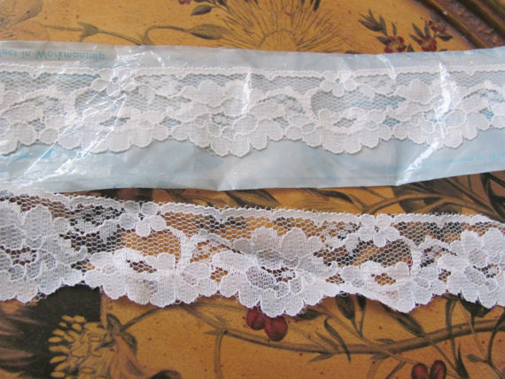 زفاف - Off White Floral Scallop Sewing Lace Trim - 1.125" Inches Wide - 2 Yards Length 